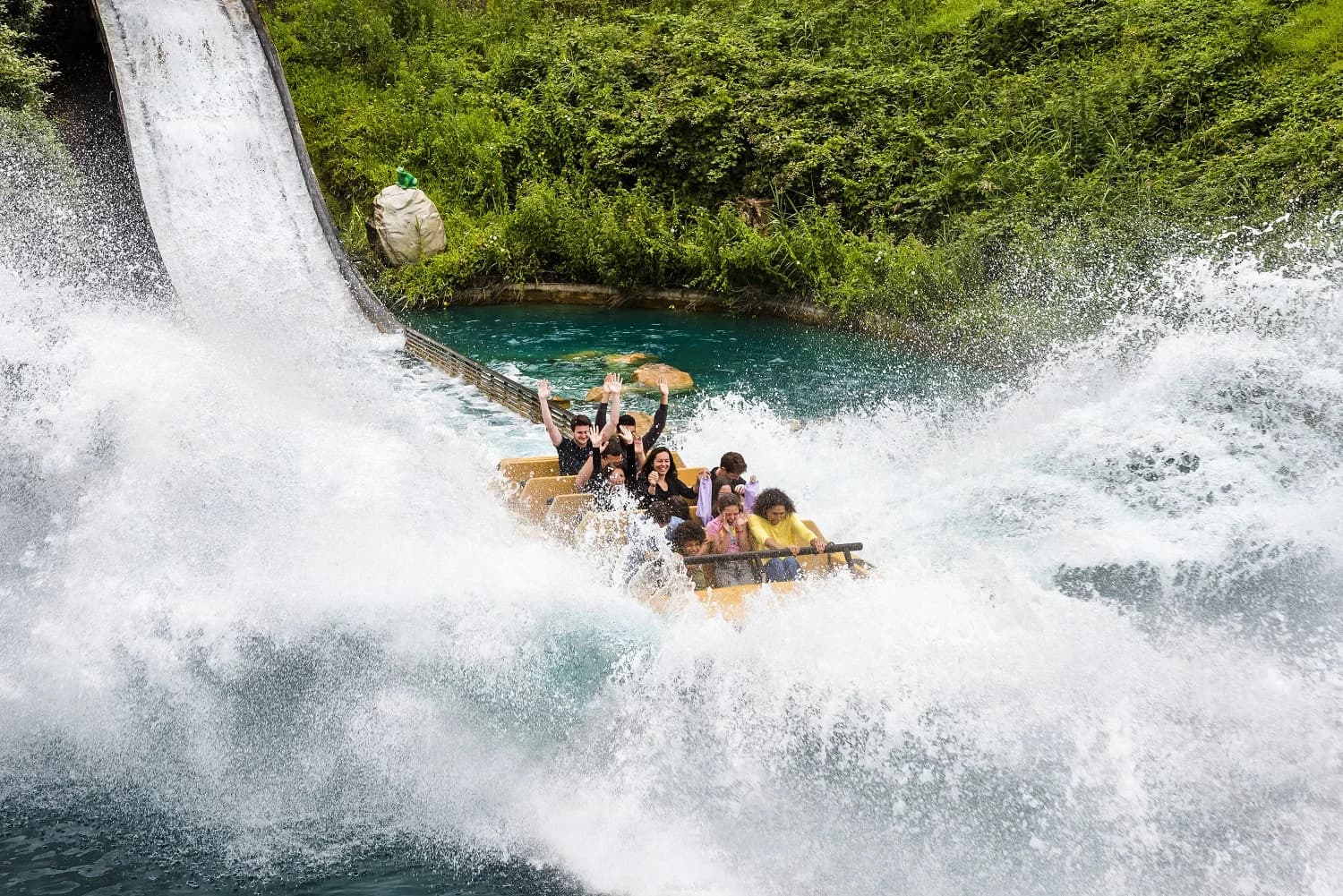 L'été arrive au Parc Astérix : attractions aquatiques et nocturnes pour allier frissons et éclaboussures