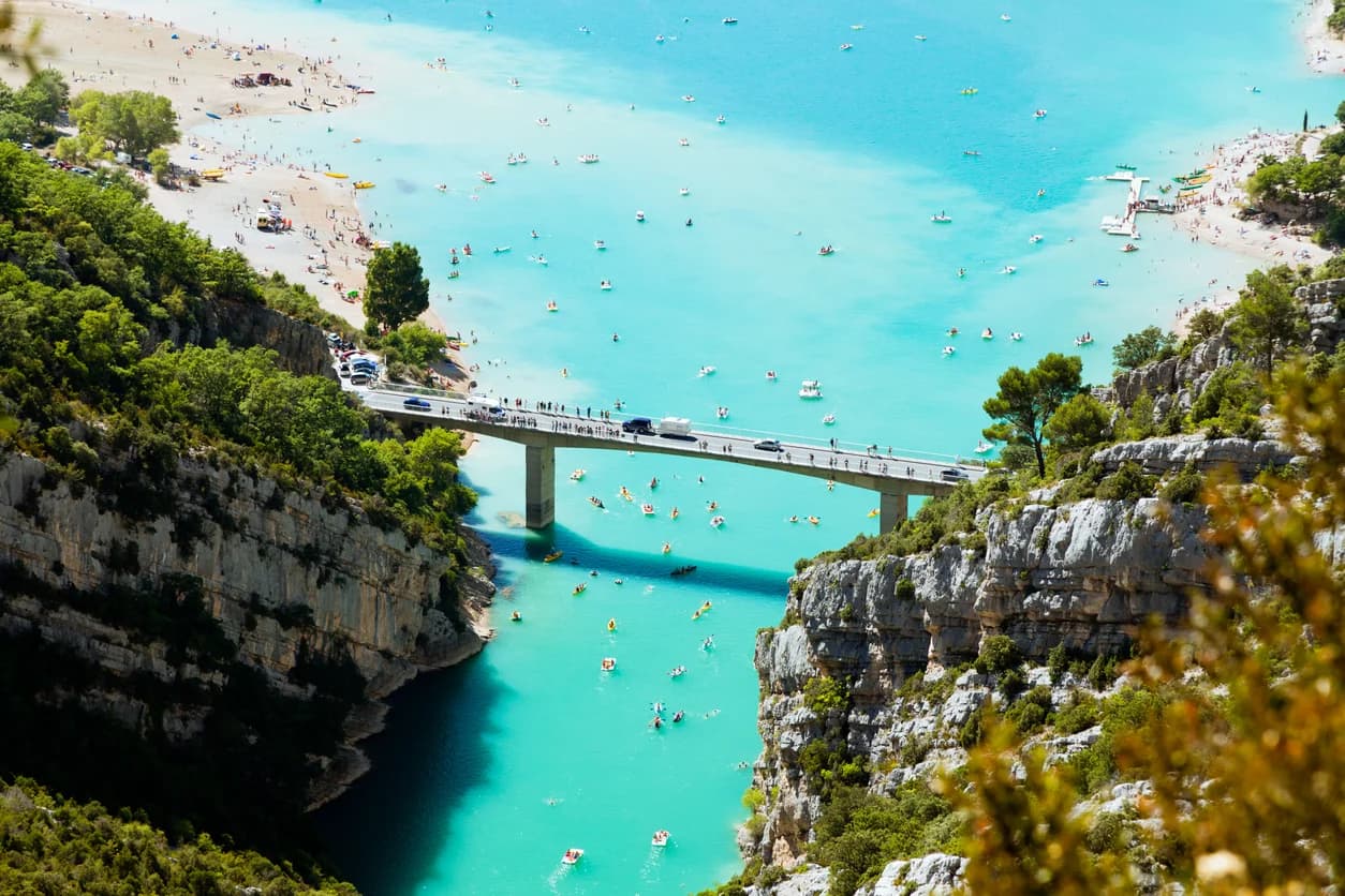 Lac de Sainte-Croix : pourquoi ce joyau turquoise du Verdon fascine autant les visiteurs
