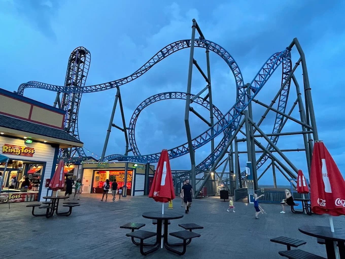 Scène de panique dans un parc d’attractions : une attraction se bloque avec des enfants à 30 mètres du sol